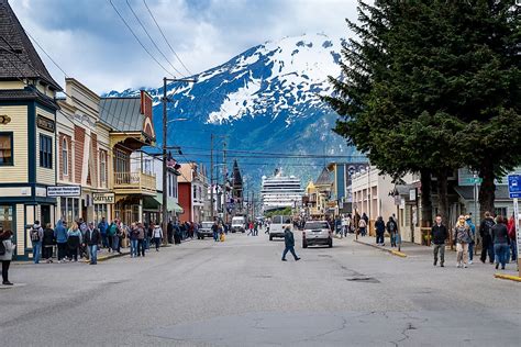 small towns in alaska to live.